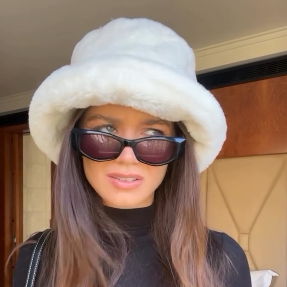 NWOT Zara Fuzzy Adjustable Bucket Hat in Cream OS - Picture 7 of 12